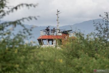 Ngabuburit di bangkai kapal sisa tsunami di Palu