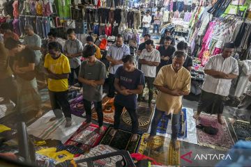 Begini suasana shalat jumat pertama bulan Ramadhan di Pasar Tanah Abang