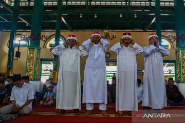 Umat Islam gelar tradisi shalat Jumat pertama Ramadhan di Masjid Kesultanan Ternate