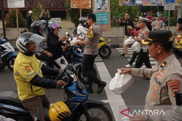 Polresta Banyumas bagikan takjil untuk pengguna jalan di Purwokerto