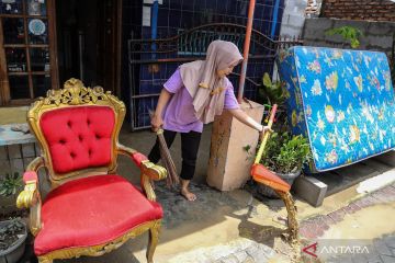 Warga mulai bersih-bersih pascabanjir di Semarang