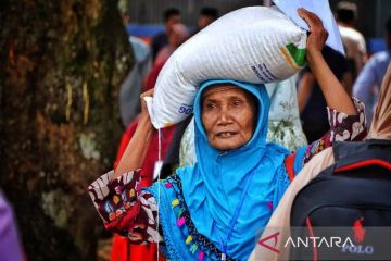 Bapanas salurkan bantuan beras kepada 479 keluarga di Padang Lawas