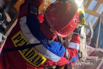 Gulkarmat evakuasi korban bangunan roboh di Jakarta Selatan