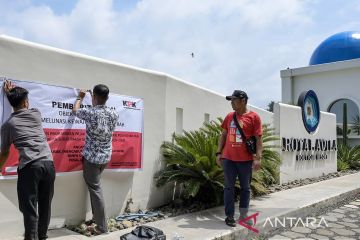 KPK bersama Bapenda Lombok Utara pasang spanduk pemberitahuan penunggak pajak
