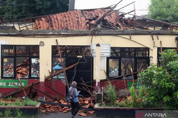 Atap sekolah di Depok ambruk pascahujan deras