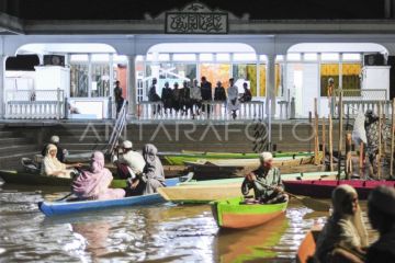 Shalat Tarawih saat banjir di Jambi