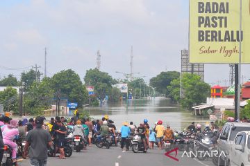 Banjir akibatkan jalan pantura Demak-Semarang putus