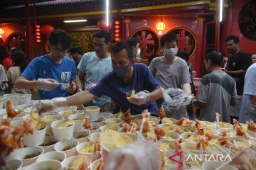 Wihara Dharma Bakti sediakan ratusan porsi makanan untuk berbuka puasa bagi umat Islam