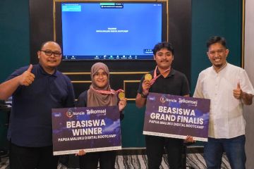 Telkomsel beri penghargaan ke tiga mahasiswa Papua Maluku