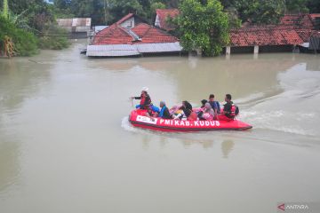 Evakuasi korban banjir di Demak
