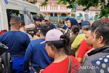 Puluhan warga antre untuk tukar uang pecahan baru di Pasar Rawa Bening
