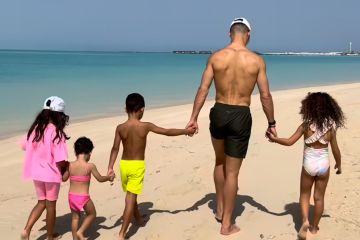 Cristiano Ronaldo dan anak-anaknya menikmati pantai di Arab Saudi