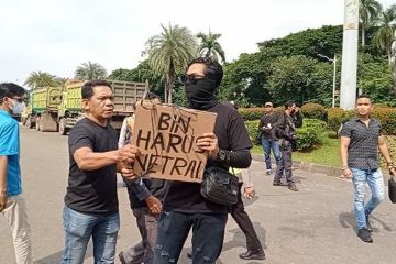 Demo yang menuntut copot kepala BIN di Patung Kuda dibubarkan paksa