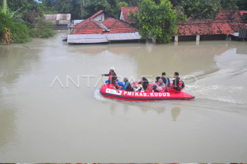 Evakuasi korban banjir di Demak