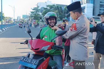 Polisi rutin bagikan takjil bagi pengendara sepeda motor di Mampang