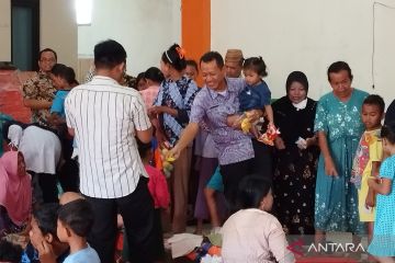 Pemkab Kudus hibur anak-anak di pengungsian dengan memberikan mainan