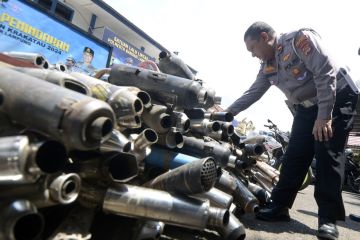 Pemusnahan kenalpot brong Operasi Keselamatan Krakatau 2024