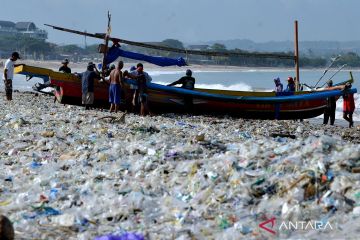 Sampah plastik terbawa arus laut berserakan di Pantai Kedonganan Bali