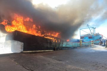 Dua unit kapal laut terbakar di Pelabuhan Muara Baru