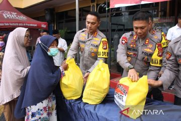 Polisi bagikan 350 paket sembako bagi warga di Kebon Jeruk