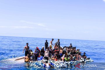 Kapalnya terbalik, puluhan imigran Rohingya dievakuasi ke Aceh