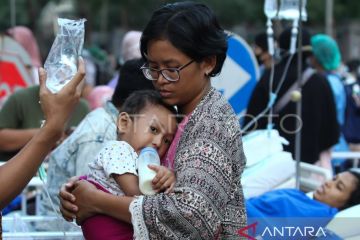 Pasien RS Unair Surabaya dievakuasi ke luar gedung pascagempa