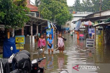 Banjir landa Stasiun Rawa Buaya