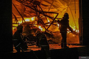 Sebanyak 17 unit mobil pemadam dikerahkan atasi kebakaran gudang di Cengkareng