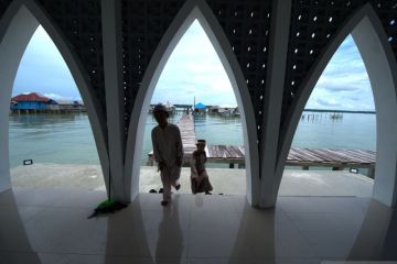 Masjid di tengah laut Buton