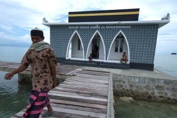 Masjid di tengah laut Buton