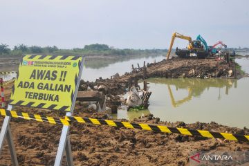 Perbaikan tanggul Sungai Wulan yang jebol pascabanjir di Demak