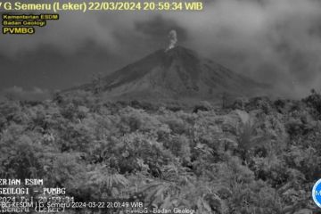 Gunung Semeru erupsi, lontaran abu vulkanik setinggi 1 kilometer