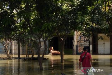 Banjir di Demak mulai surut, warga mulai bersihkan rumah dari genangan