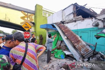 Di Surabaya lima bangunan roboh terdampak gempa Tuban