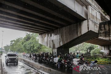 Sabtu siang Jakarta Selatan dan Timur diguyur hujan