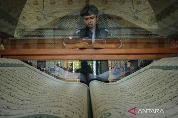 Wisata Al Quran raksasa di Masjid Raya Makassar