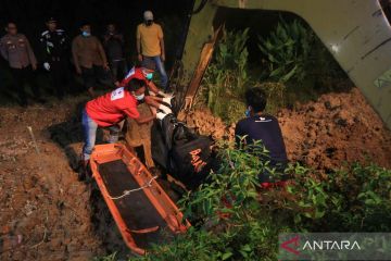 Petugas gabungan evakuasi dan makamkan jenazah imigran Rohingya