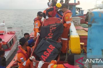 Evakuasi ABK KM Surya Hasil Laut-22 korban kecelakaan kapal terbakar