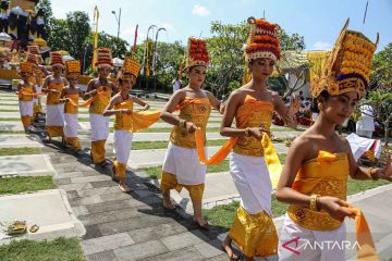 Umat Hindu di Semarang gelar tarian saat upacara Piodalan di Pura Agung Giri Natha