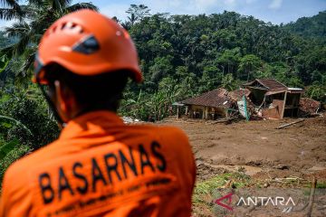 Longsor di Kampung Cigintung, Bandung Barat, akibatkan 30 rumah hancur dan 10 orang masih dalam pencarian