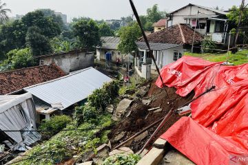 Tim gabungan evakuasi korban tertimbun longsor Kota Bogor