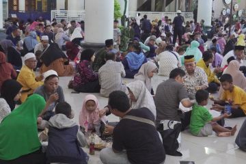 Asyiknya buka puasa bersama keluarga di Masjid Al-Akbar