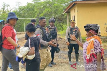 Kapolres Maybrat temui warga Kampung Aisa pasca-eksodus 2022