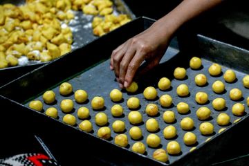 Melihat pembuatan kue tradisional untuk Idul Fitri di Jakarta