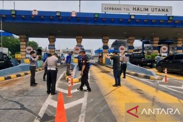 Polisi lakukan olah TKP kecelakaan beruntun di Gerbang Tol Halim