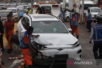 Kecelakaan beruntun di Gerbang Tol Halim Utama