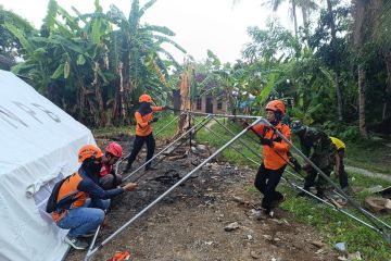 Tim gabungan BPBD dirikan tenda akibat gempa susulan di Pulau Bawean