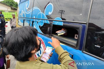 Satpol PP Surakarta tertibkan pedagang uang baru di jalan raya