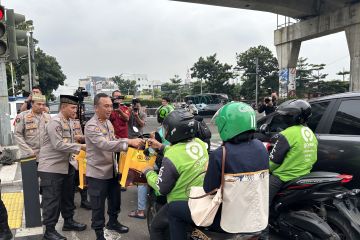 Sejumlah jenderal polisi ikut bagikan takjil pada masyarakat