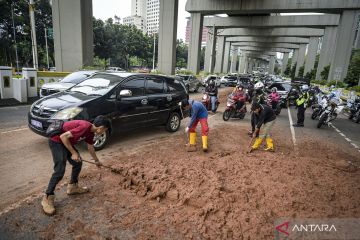 Awas tergelincir karena tanah tumpah di jalan Rasuna Said Jakarta